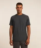 Remera deportiva de manga corta con cuello redondo, confeccionada en tejido técnico con tecnología Dry para mayor transpirabilidad y evaporación del sudor. Presenta un diseño básico con detalles reflectantes.