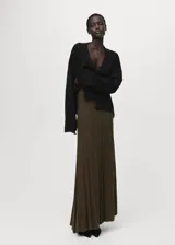 Cardigan negro de tejido de punto medio, con diseño extragrande, escote en V y cierre frontal con botones.