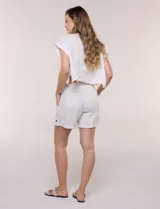 Short de tiro medio y calce holgado confeccionado en mezcla de lino y viscosa con sutil diseño a rayas verticales, cintura elastizada con cordón de ajuste frontal, bolsillos delanteros aplicados y dobladillo vuelto con presilla y botón en los laterales.