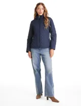 Campera capitoneada azul marino con diseño de rombos y paneles laterales elásticos para un ajuste entallado. Presenta cuello alto, cierre frontal completo y bolsillos laterales con cierre.