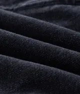 Campera tipo bomber confeccionada en tejido de jean, con cierre frontal de cremallera, capucha ajustable con cordones y bolsillos frontales. Presenta puños y cintura elásticos, ofreciendo un ajuste cómodo y un estilo urbano.