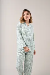 Pijama de dos piezas celeste con estampado floral, compuesto por camisa de manga larga abotonada y pantalón largo.