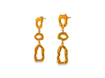 Pendientes colgantes de acero dorado con diseño en cascada de tres eslabones de formas irregulares y textura martillada.