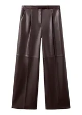 Pantalón de poliuretano efecto cuero color marrón, de corte recto y holgado con pinzas en la cintura.