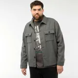 Sobrecamisa gris de corte recto con diseño de rayas verticales finas, cuello clásico, cierre frontal de botones y dos bolsillos delanteros con solapa y botón.