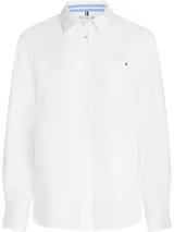 Camisa blanca de popelina de algodón BCI, de corte clásico, con cuello abotonado, cierre frontal con botones, bolsillo en el pecho y logo de Tommy Hilfiger bordado.