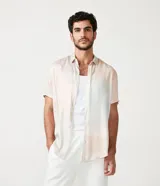 Camisa de manga corta con cuello camisero, corte slim y cierre abotonado. Diseño con efecto degradado en tonos pastel. Confeccionada en viscosa texturizada.