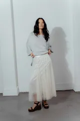 Pollera midi de tul gris con lentejuelas plateadas.