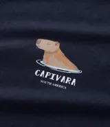 Conjunto de pijama masculino compuesto por una remera de cuello redondo y manga corta con estampa localizada de carpincho, y una bermuda con cintura elástica y estampado de carpinchos en repetición.