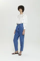 Jean slouchy azul de tiro alto, con pinzas en la cadera, bolsillos delanteros y largo al tobillo.