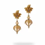 Caravanas artesanales de diseño colgante, compuestas por una flor dorada texturizada en la parte superior y una cuenta de cristal facetado en tono champagne en la parte inferior, con detalles de metal enchapado en oro.