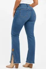 Pantalón de jeans de corte flare y tiro alto, color azul oscuro con diseño estampado sutil. Presenta bolsillos traseros, aberturas laterales en los tobillos con detalles de tachas y dobladillos deshilachados.