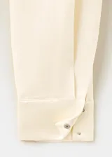 Pantalón balloon de tiro medio en color beige, con detalle de pinzas y bolsillos laterales.