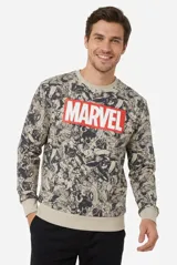Buzo de frisa color beige con estampado integral de cómics de Marvel en tonos oscuros y un rectángulo rojo con la inscripción "MARVEL" en el centro del pecho.