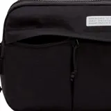 Botinera Nike Academy de diseño rectangular, color negro con el logo de la marca en blanco y una franja vertical central. Cuenta con cierre principal y asa lateral para transporte.