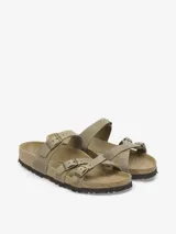 Sandalia Birkenstock modelo Franca, color marrón tabaco, con tres tiras finas cruzadas ajustables con hebillas metálicas. Presenta plantilla anatómica de corcho y suela de EVA.