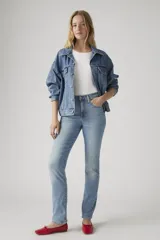 Pantalón de jean celeste de corte recto, tiro alto y calce ajustado.