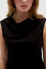 Top negro de viscosa sin mangas, ajustado al cuerpo y con elegante cuello buche.