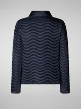 Campera acolchada ligera color azul marino, con diseño texturizado de ondas y cierre frontal de cremallera dorada. Tiene cuello alto y es de manga larga.