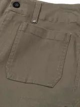 Pantalon de corte wide leg en color verde oliva, con tiro medio, cierre frontal con botón y bolsillos frontales tipo cargo.