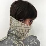 Cuello de lana merino afieltrada color crudo con estampado de líneas grises formando una cuadrícula.