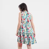 Vestido corto blanco con estampado floral rojo, de corte suelto y sin mangas.