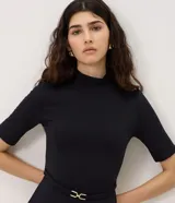 Vestido midi evasé color bordó, con cuello alto, mangas cortas y cintura marcada con cinturón fino removible con hebilla metálica dorada.
