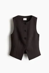 Chaleco sastrero de color marrón oscuro, con cuello redondo, cierre frontal con botones y diseño entallado.