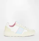 Zapatillas deportivas Chiara Ferragni de cuero blanco con detalles en celeste y rosa. Presentan el logo de la marca en el lateral y cordones blancos.