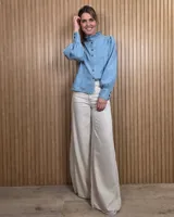 Jean de tiro medio en denim color tostado, con diseño de pierna ancha estilo wide leg y bolsillos traseros.