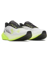 Championes de running Under Armour modelo Velociti Distance, con tecnología de amortiguación HOVR+ de longitud completa. Presentan un diseño en color blanco con detalles en amarillo neón y negro, parte superior de malla transpirable y suela de alto rendimiento.