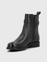 Bota corta de cuero negro con punta redonda, cierre lateral y detalle de tira con hebilla metálica en el tobillo.