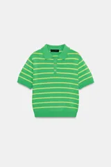 Polo de punto de manga corta con diseño a rayas horizontales en tonos verde y amarillo. Presenta cuello clásico, cierre frontal con tres botones y terminaciones acanaladas en mangas y ruedo.