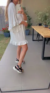 Vestido corto de morley con volados en ruedo y mangas, corte oversize.