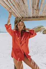 Camisa de vestir oversize color amarillo brillante, con cuello clásico y puños anchos.