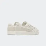 Championes Reebok Club C Grounds UK color beige, confeccionados en gamuza premium con detalles dorados y franjas laterales de cuero.