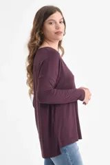 Remera manga larga color ciruela con escote en V.