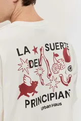 Remera marrón oversize de manga corta, con cuello redondo y pequeños estampados blancos en el pecho.