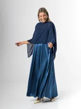 Capa azul marino confeccionada en gasa liviana, con corte holgado y escote tipo bote.