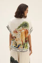 Camisa de seda con estampado de paisaje, cuello clásico, manga corta y corte recto.