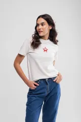 Remera blanca de algodón con estampado pequeño de una estrella roja en el pecho.