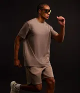 Remera deportiva Get Over de color azul marino, confeccionada en tech fleece con tecnología dry de secado rápido, cuello redondo y manga corta, de corte holgado.