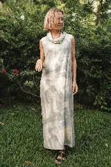 Vestido largo sin mangas, con cuello cowl (desbocado) y estampado tie-dye en tonos gris y blanco.