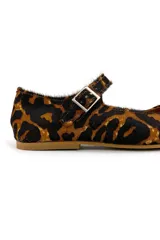 Zapato tipo Mary Jane con estampado animal print, capellada, forro y plantilla 100% de cuero. Ajuste con hebilla.