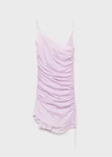 Vestido corto de satén en color lila, con diseño entallado y cuello asimétrico. Presenta tirantes finos, detalle de fruncido lateral con lazo ajustable y una pequeña abertura en el bajo. Cuenta con espalda abierta y forro interior.