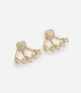Par de aros ear jacket dorados con diseño de corazón en la base frontal y estructura posterior con incrustaciones de pedrería.