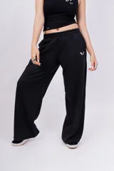 Pantalón de jogging de corte recto y tiro alto, color beige, con cintura elástica y logo bordado pequeño en la parte superior.