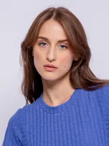 Remera negra de morley de manga corta y corte ajustado.