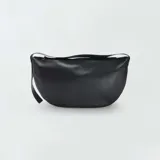 Bolso de hombro tipo media luna, confeccionado en material sintético con textura granulada, cierre superior con cremallera y correa integrada.