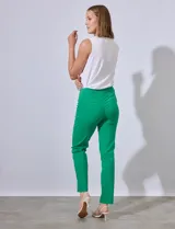 Pantalón de vestir color beige, marca Zac & Rachel, confeccionado en gabardina elastizada. Presenta pretina ancha con faja interna modeladora, largo de pierna con costura frontal pespunteada y bolsillos ojal simulados en la parte trasera.